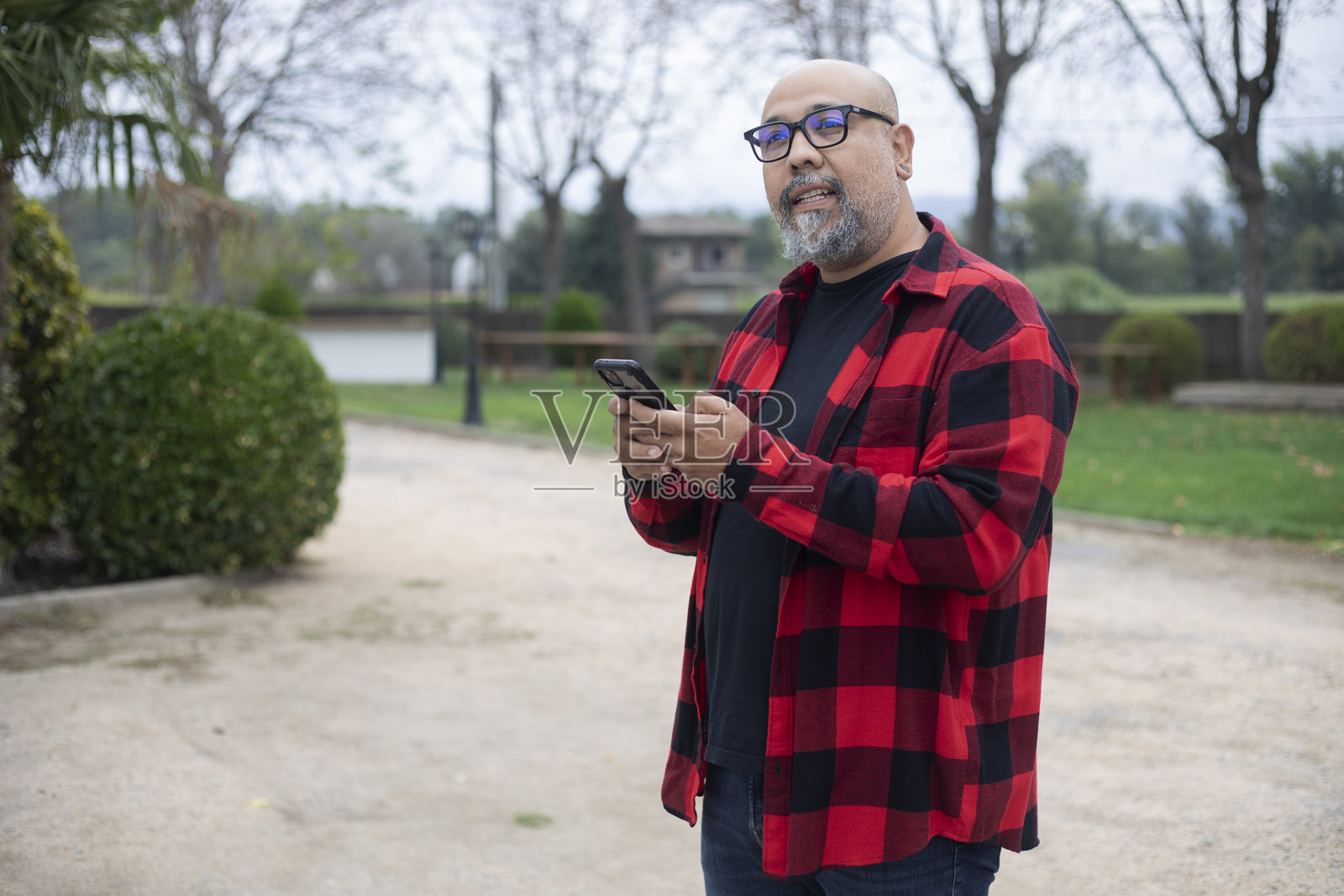 户外使用手机的男人照片摄影图片