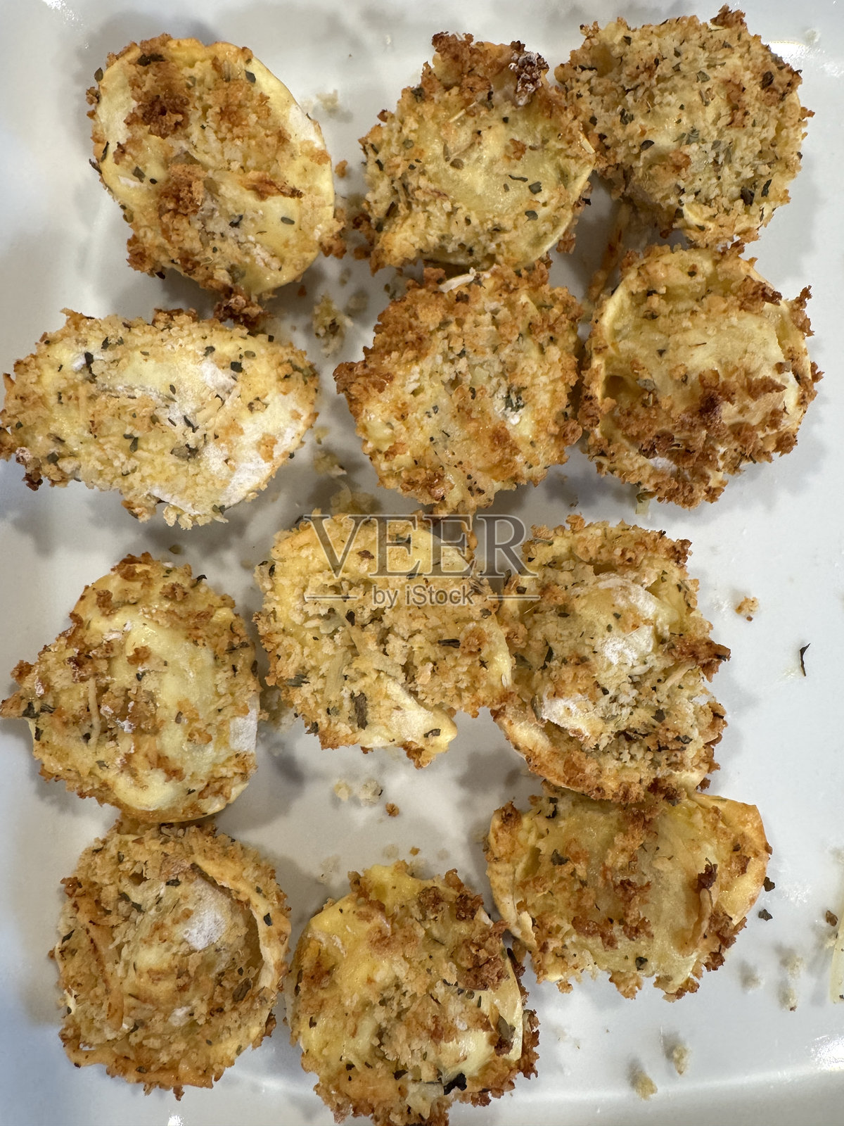 自制香脆帕尔马干酪炸饺子照片摄影图片