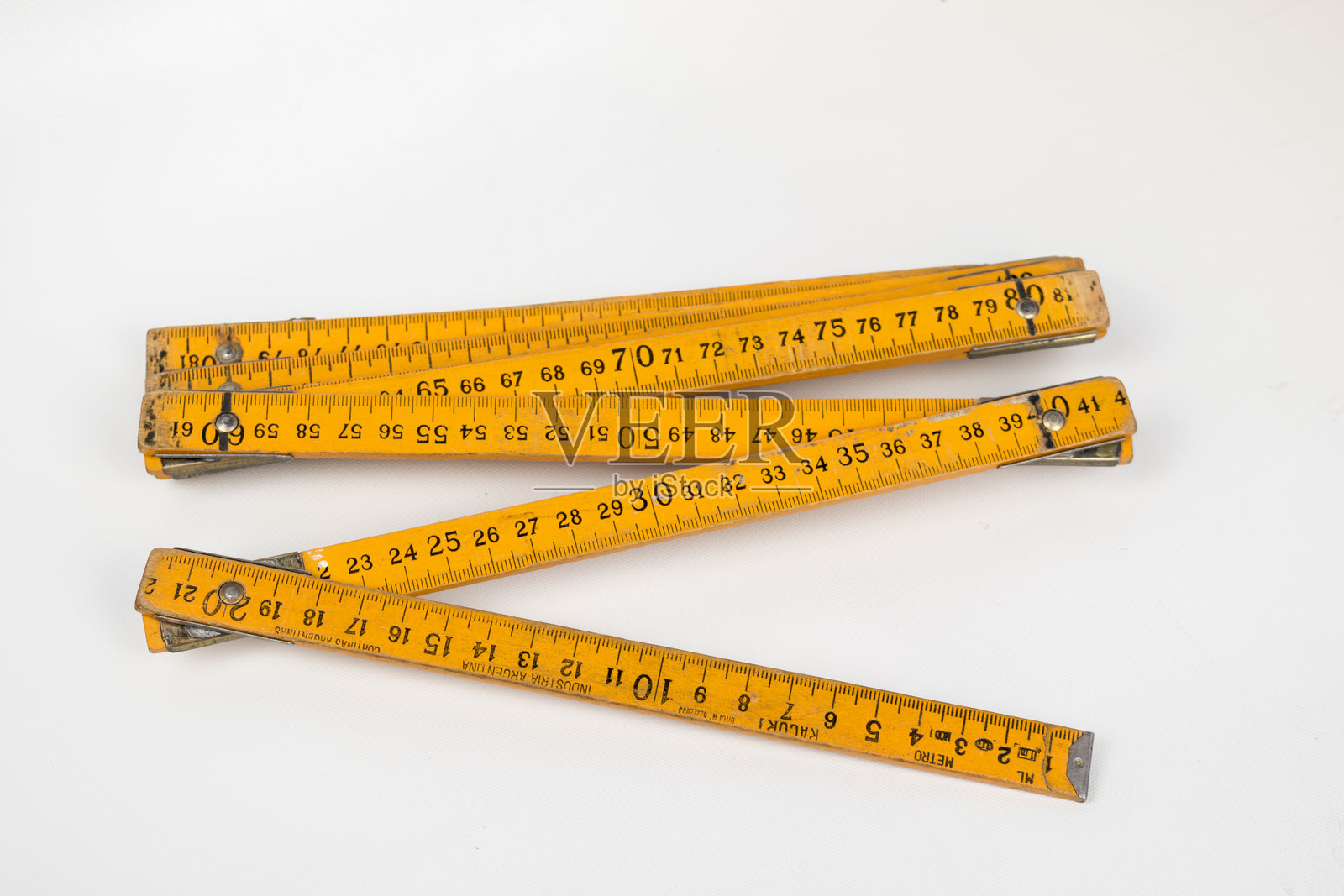 白色背景上的旧黄色木尺照片摄影图片