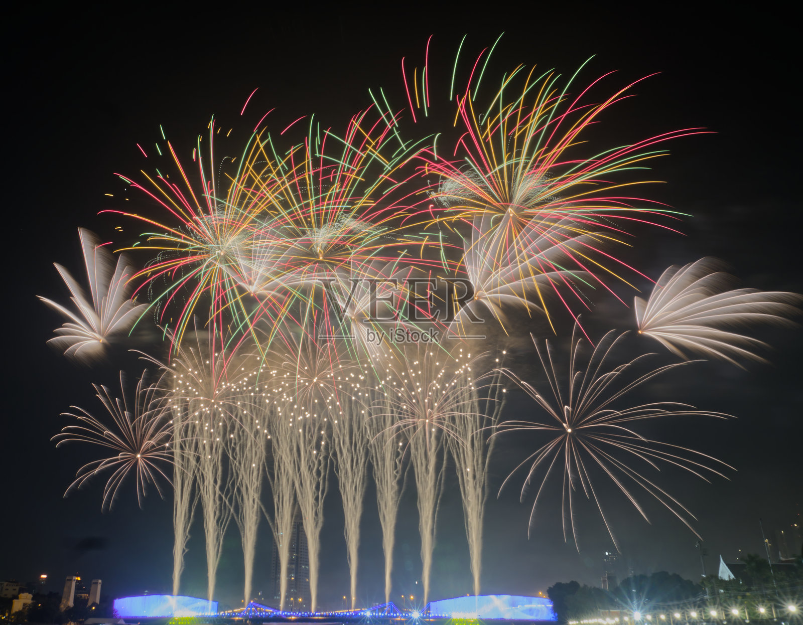美丽的烟花或鞭炮在夜空中绽放,庆祝一年一度的节日照片摄影图片