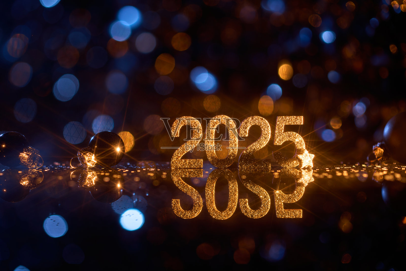 金色的2025年新年庆祝活动,闪烁的灯光、倒影和节日装饰照片摄影图片