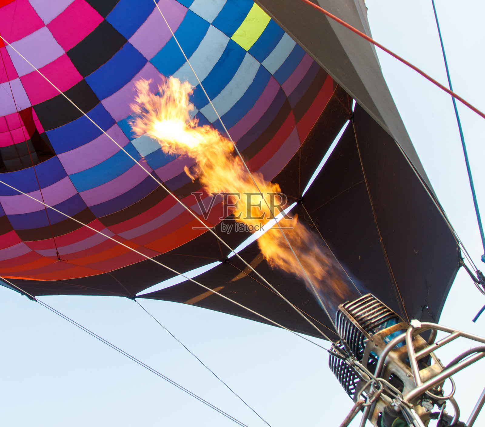 一只红橙相间条纹的热气球正在天空中漂浮照片摄影图片