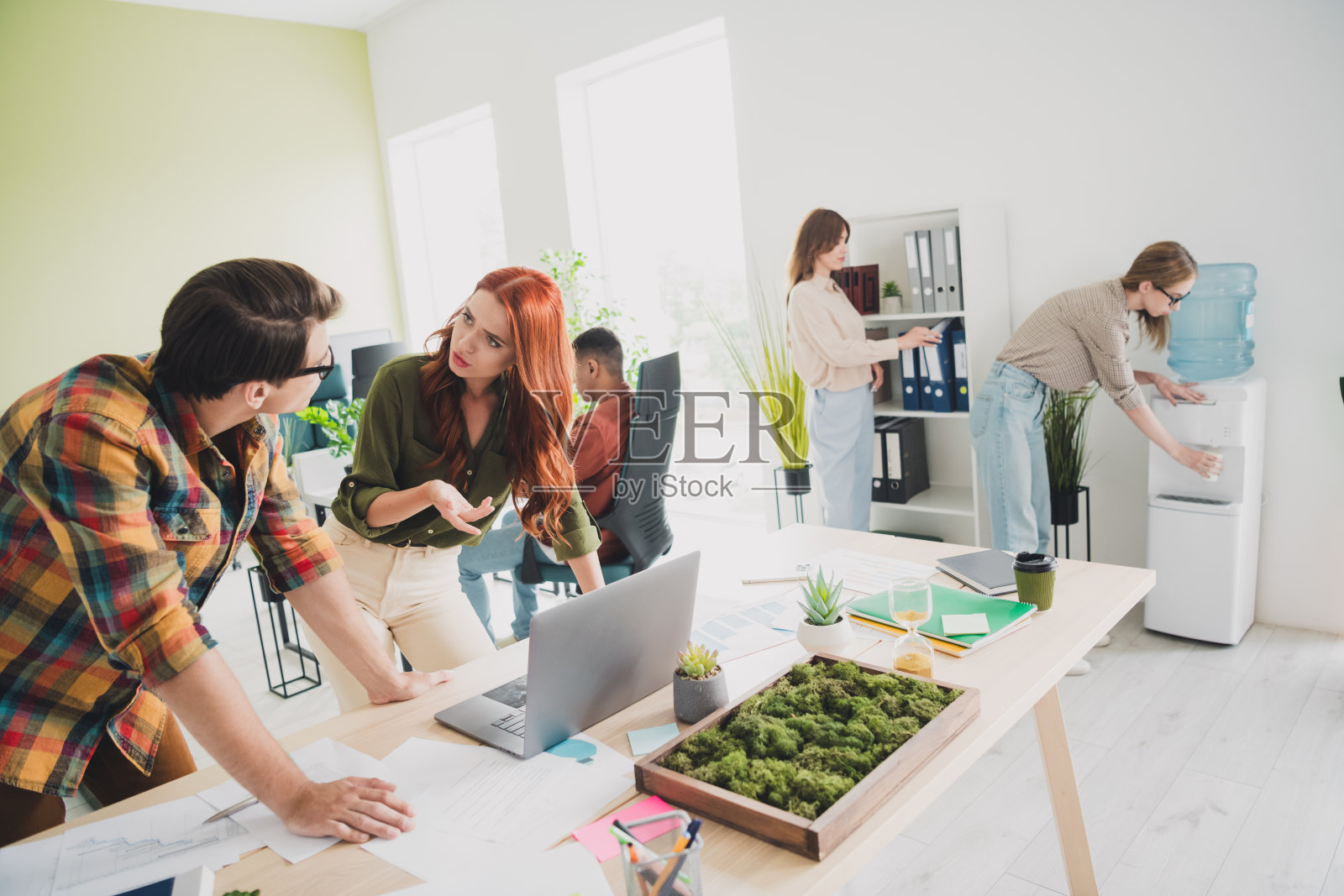 年轻漂亮的同事们在明亮的办公室里合作进行创业项目培训,团队气氛融洽,工作顺利。照片摄影图片