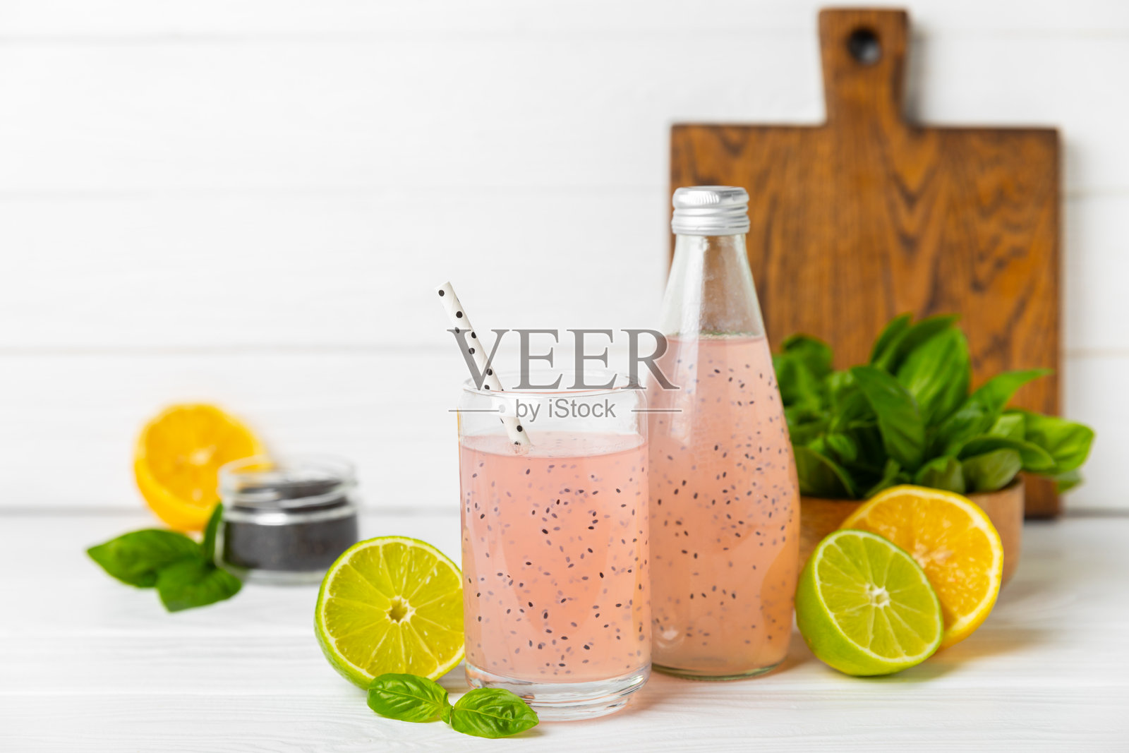 含有罗勒和奇亚籽的饮食排毒鸡尾酒,装在玻璃罐和玻璃杯中,背景有纹理。含种子的饮品。健康食品。排毒鸡尾酒。抗氧化剂。罗勒水。留白空间。照片摄影图片