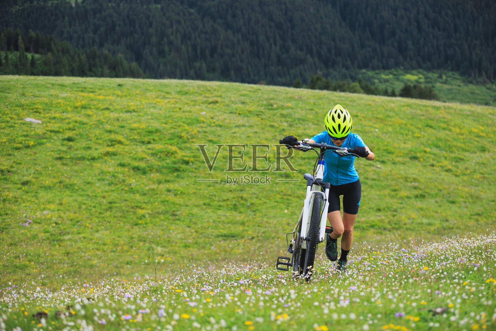 在美丽的山顶骑山地自行车照片摄影图片
