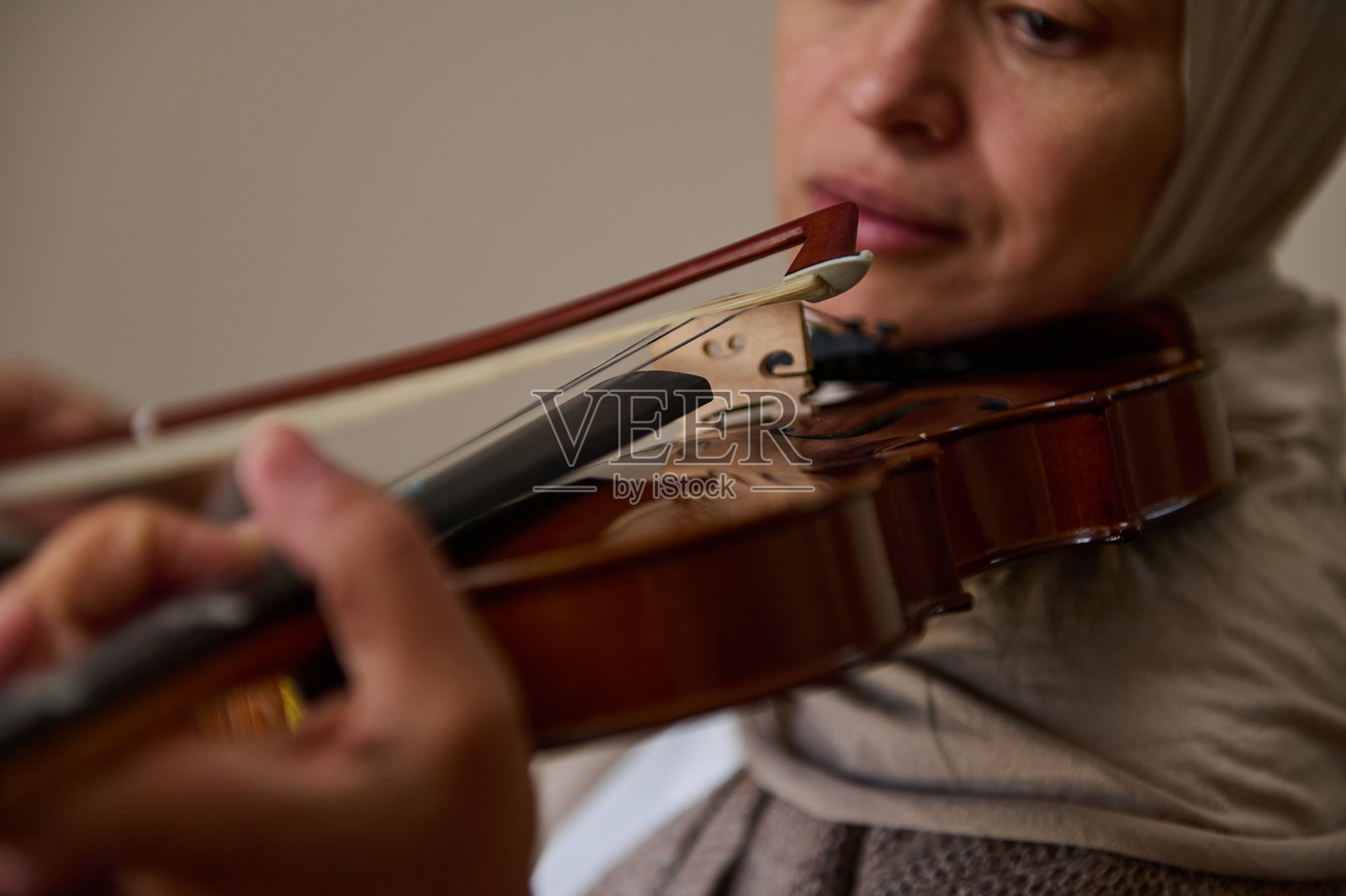专注的音乐家在拉小提琴,演奏出美妙的旋律照片摄影图片