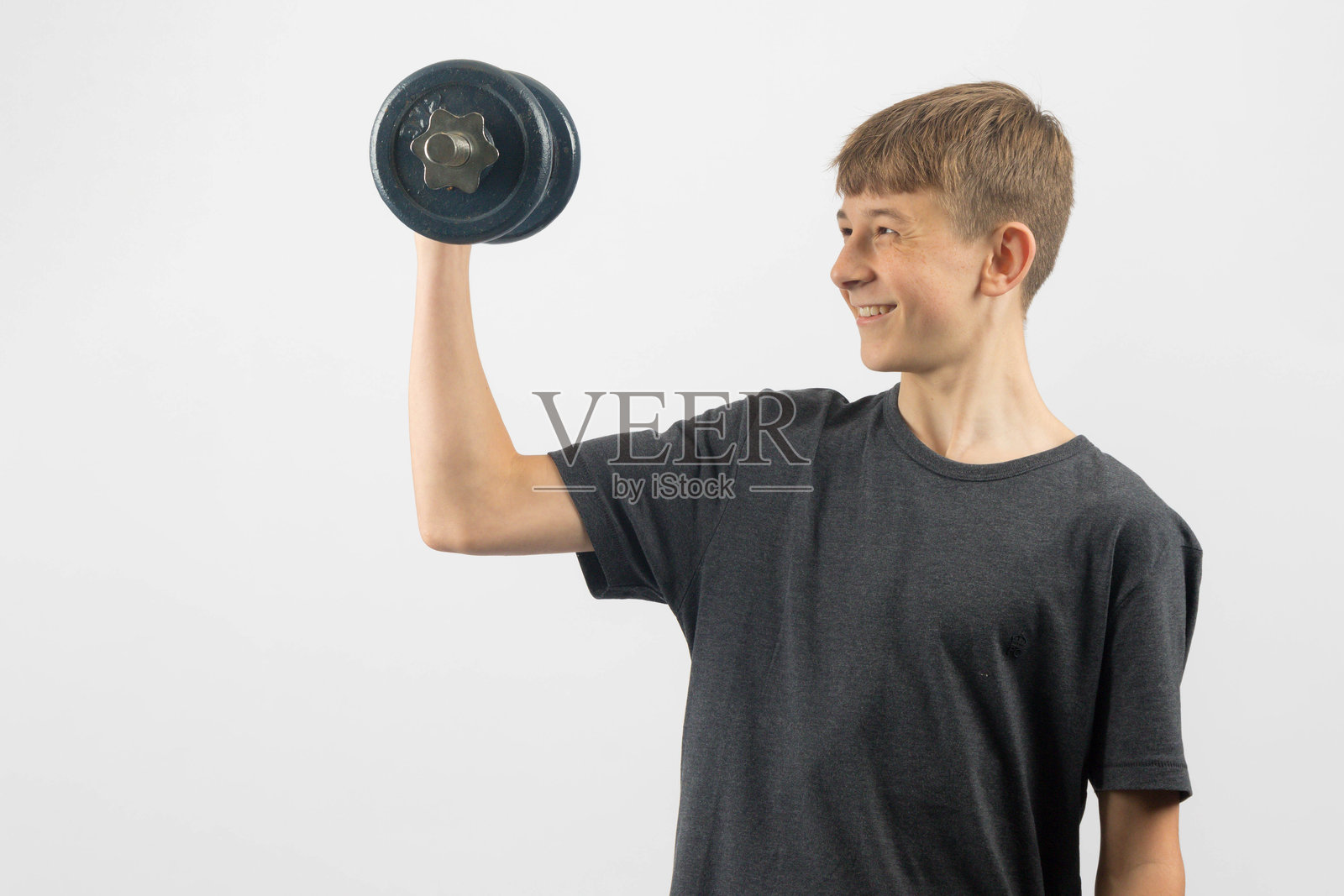 一个十五岁的男孩照片摄影图片