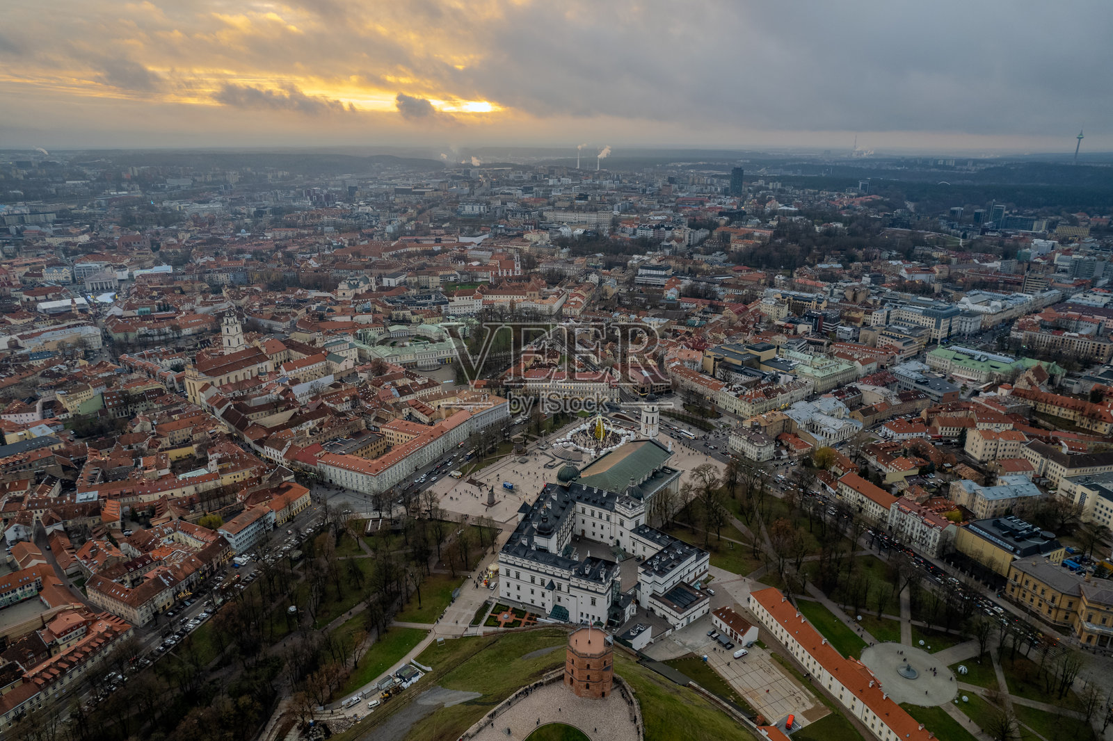 维尔纽斯老城大教堂广场的冬季傍晚鸟瞰图,圣诞树,立陶宛照片摄影图片