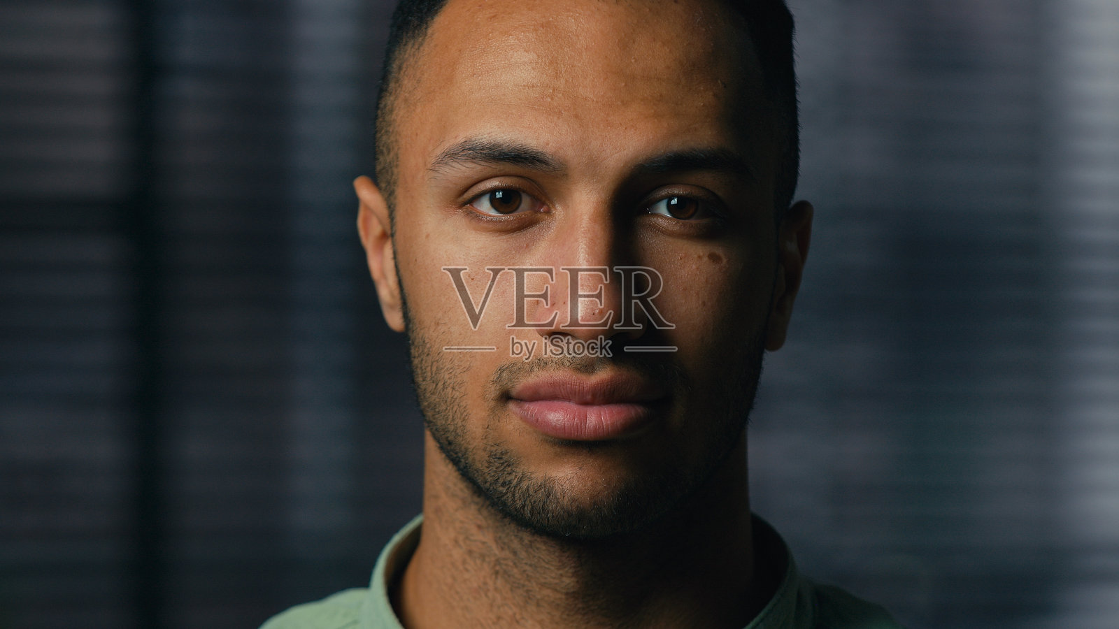 特写严肃失望的英俊非洲裔美国男性凝视镜头,感到悲伤沮丧,年轻沉思的少数族裔男商人、企业家、经理、首席执行官在室内摆姿势的男性商务肖像。照片摄影图片