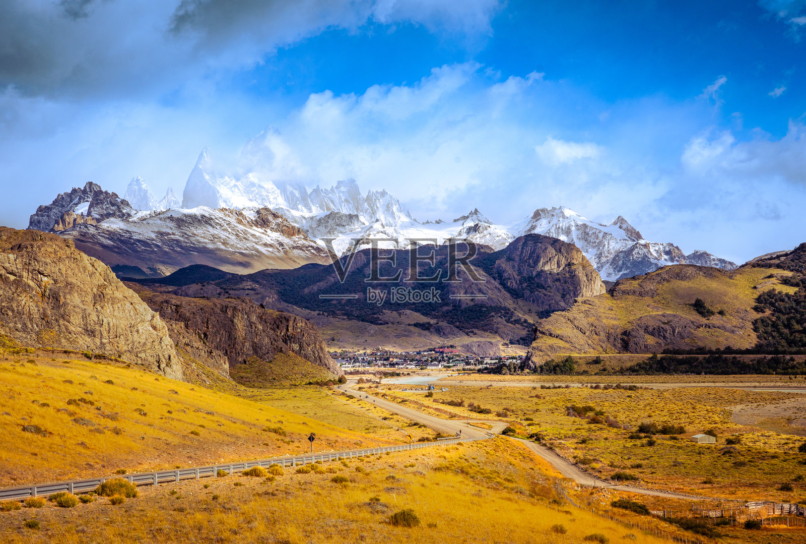 埃尔查尔滕,巴塔哥尼亚,拥有金色草原、崎岖的山脉、白雪皑皑的山峰,以及通往阿根廷徒步旅行之都的蜿蜒道路。照片摄影图片