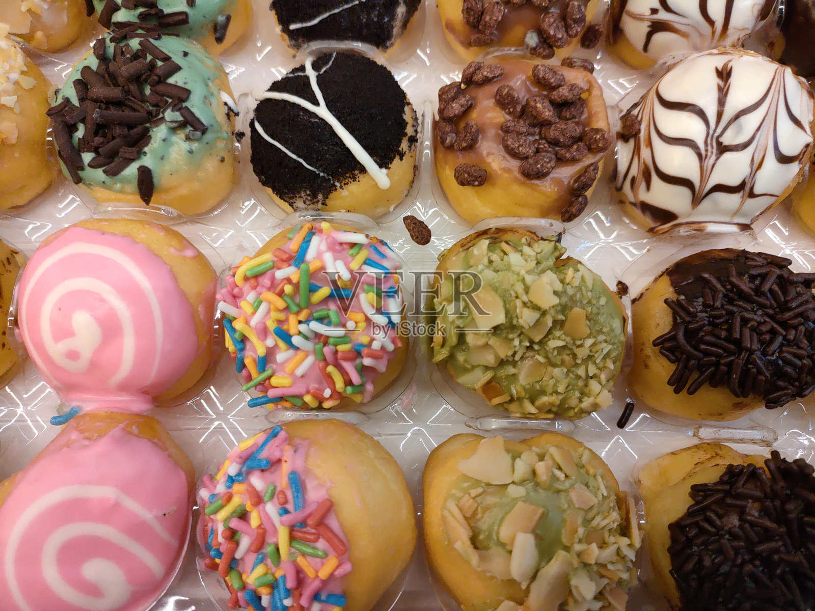 各种口味的迷你甜甜圈照片摄影图片