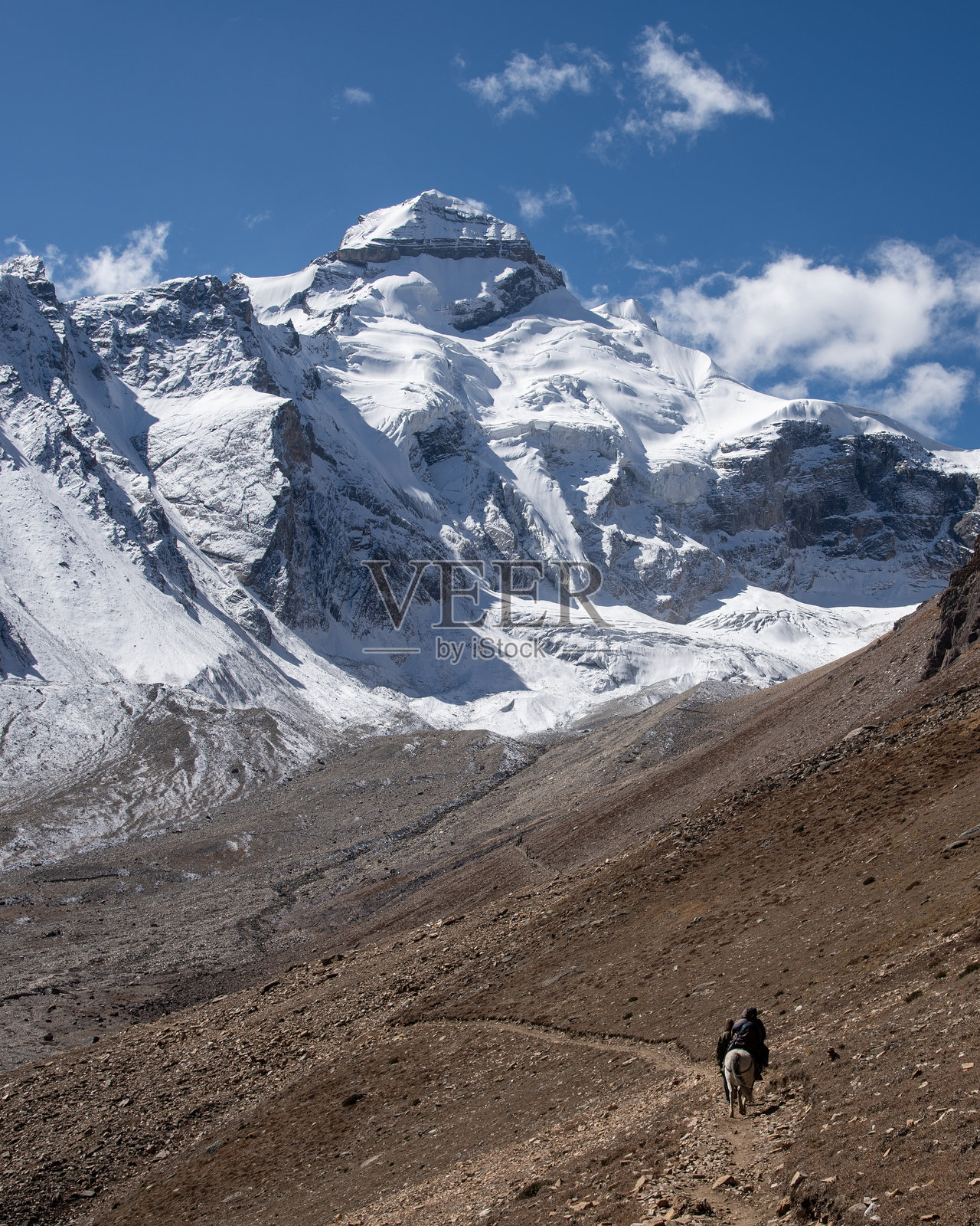 朝圣者前往乌塔拉坎德阿迪凯拉什山脚下的高瑞库恩德照片摄影图片