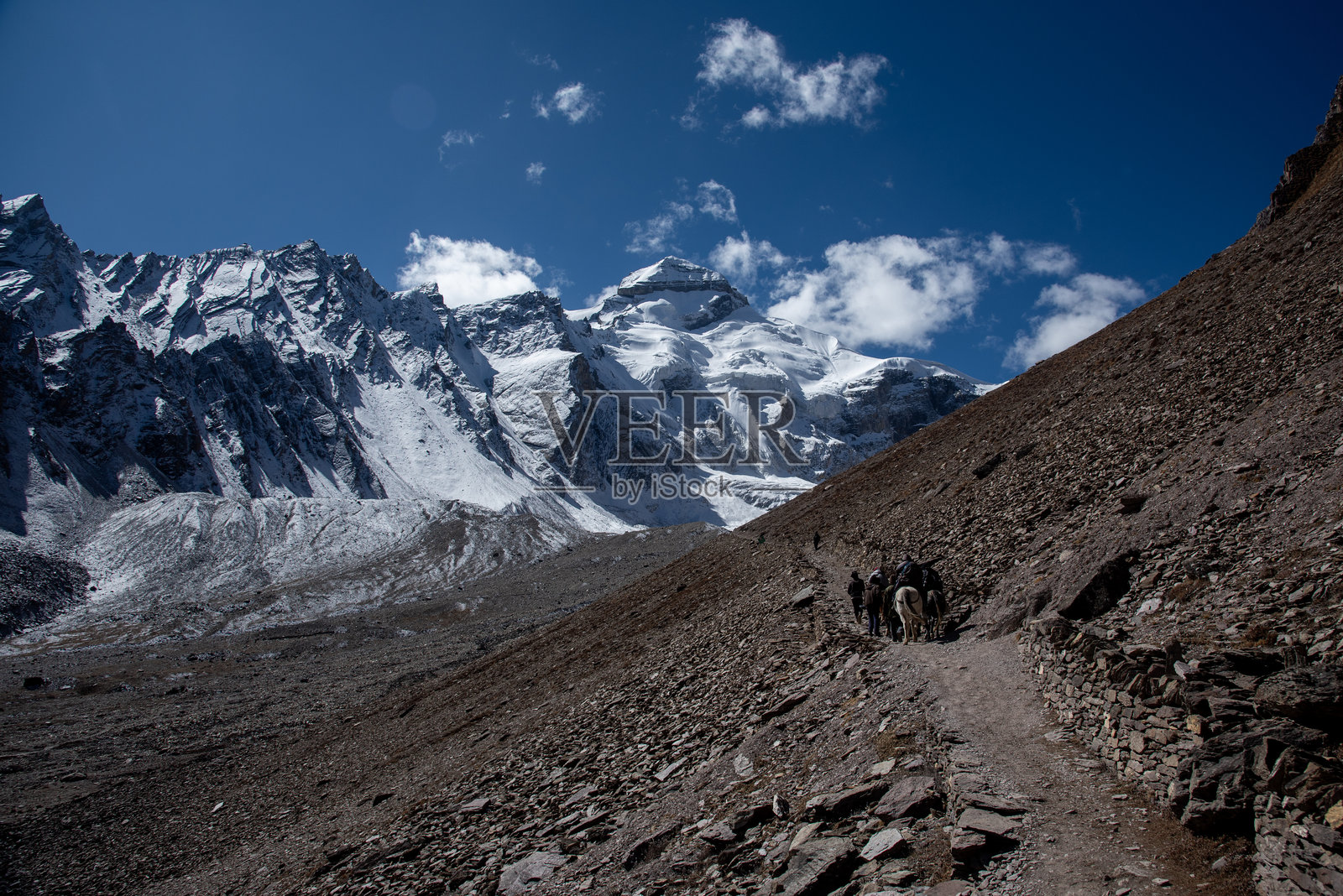 朝圣者前往乌塔拉坎德阿迪凯拉什山脚下的高瑞库恩德照片摄影图片