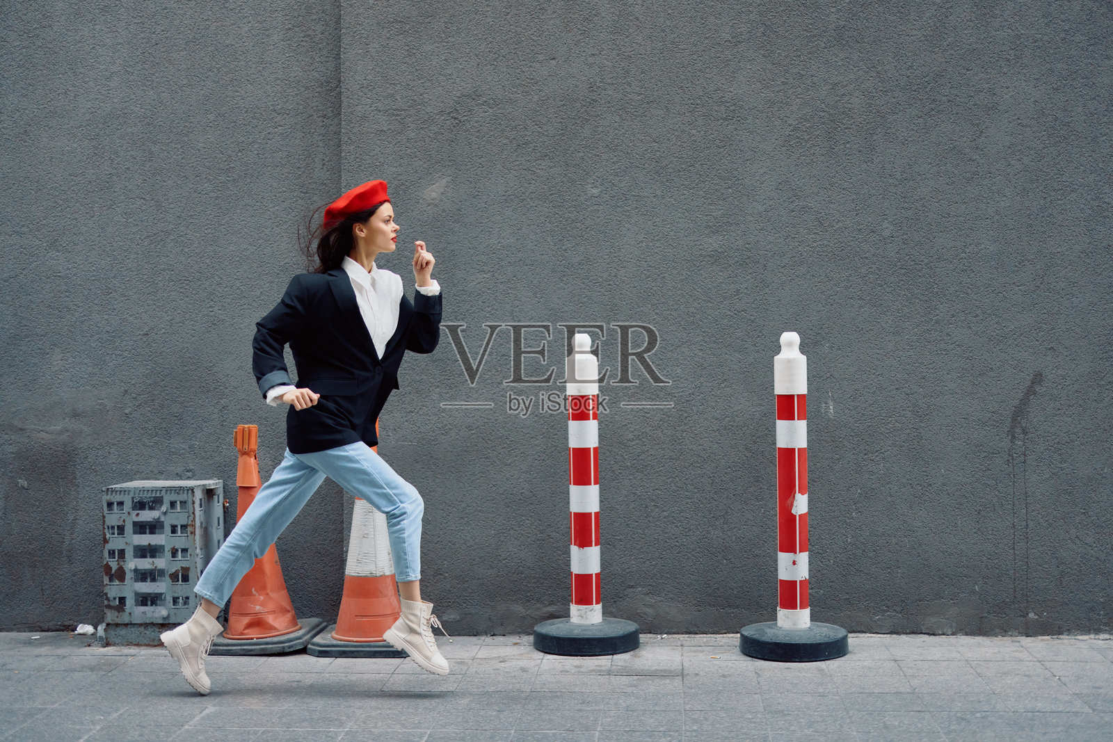时尚女性穿着时尚服装,红唇和红色贝雷帽,在城市游客面前奔跑,旅行,电影色彩,复古风格,迟到上班。照片摄影图片