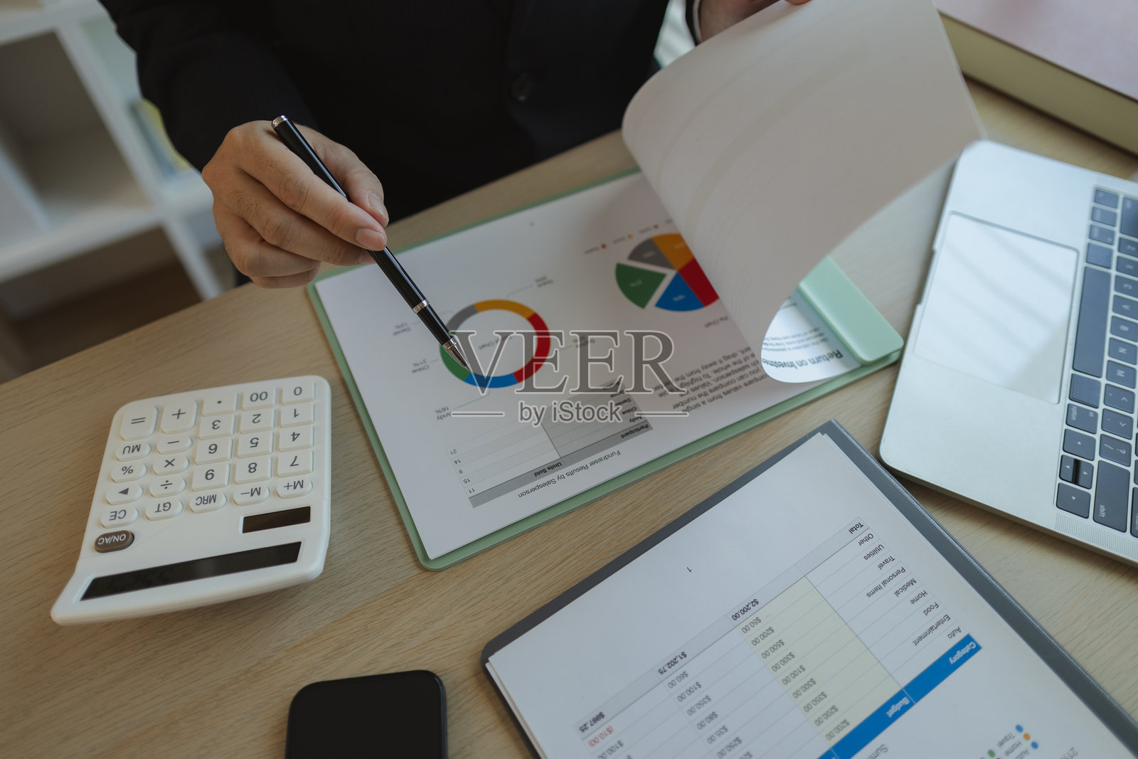 穿着西装的商人在公司办公室工作。一位高管在私人办公室里忙碌,处理多项事务。私人办公室的氛围宁静而平和。照片摄影图片