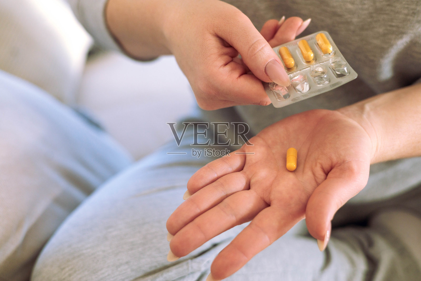 女性准备服用头痛药、胃药或维生素和食品补充剂。照片摄影图片