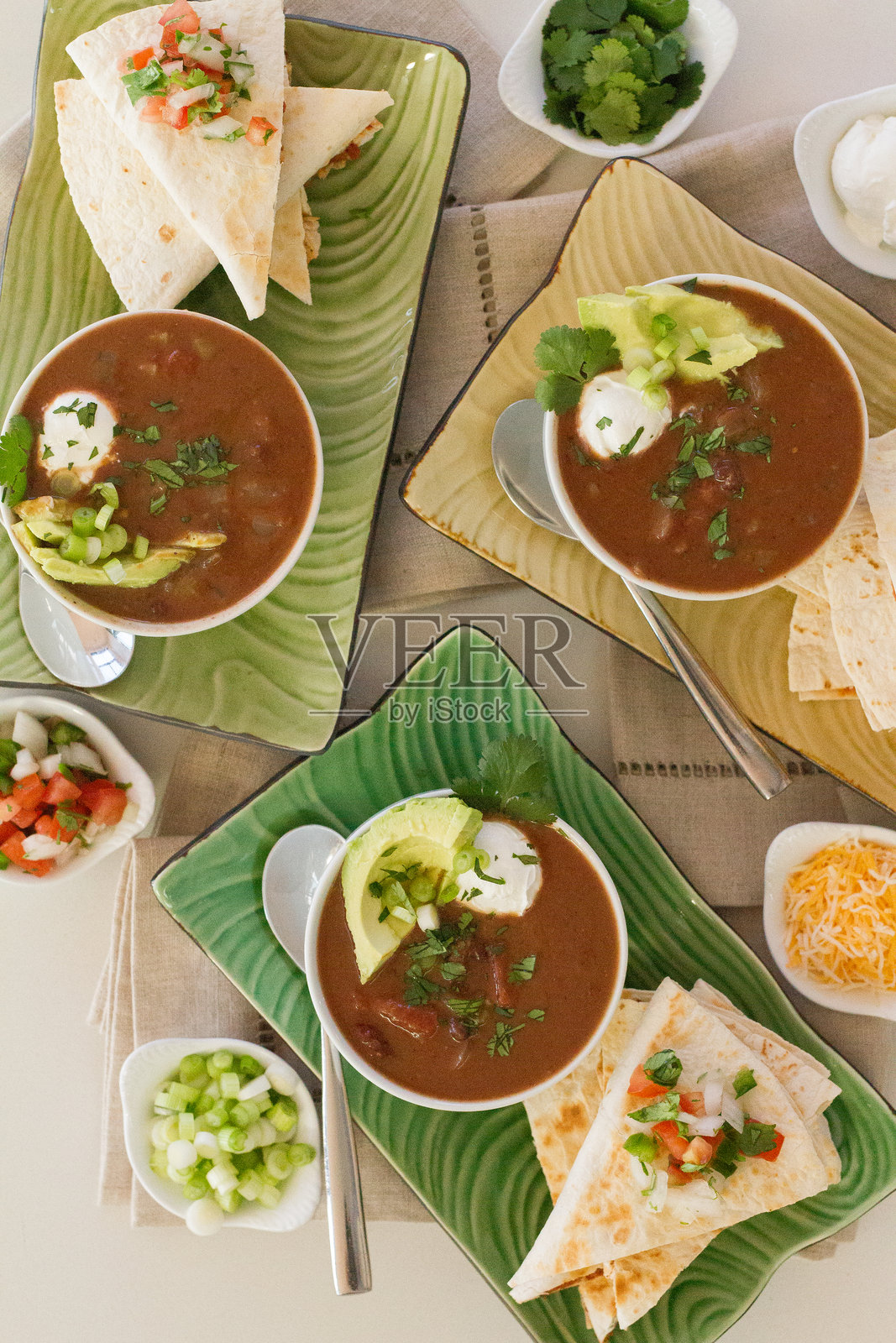 黑豆汤和鸡肉墨西哥卷饼照片摄影图片