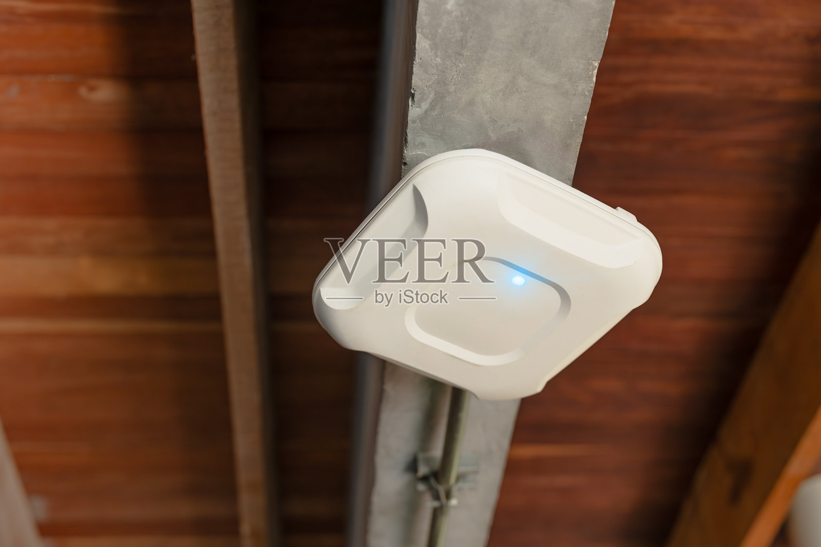 天花板上的无线网络路由器,用于本地互联网网络。室内网络技术。天花板上设置的WIFI路由器或无线接入点,用于办公室或咖啡馆的互联网连接。照片摄影图片