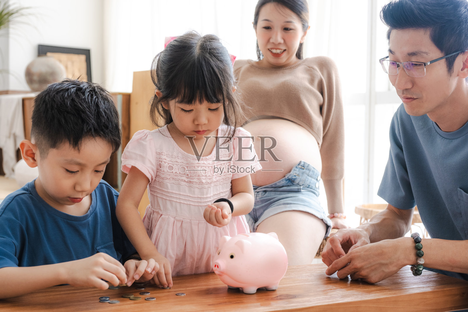 爱的课程:父母教孩子们储蓄照片摄影图片