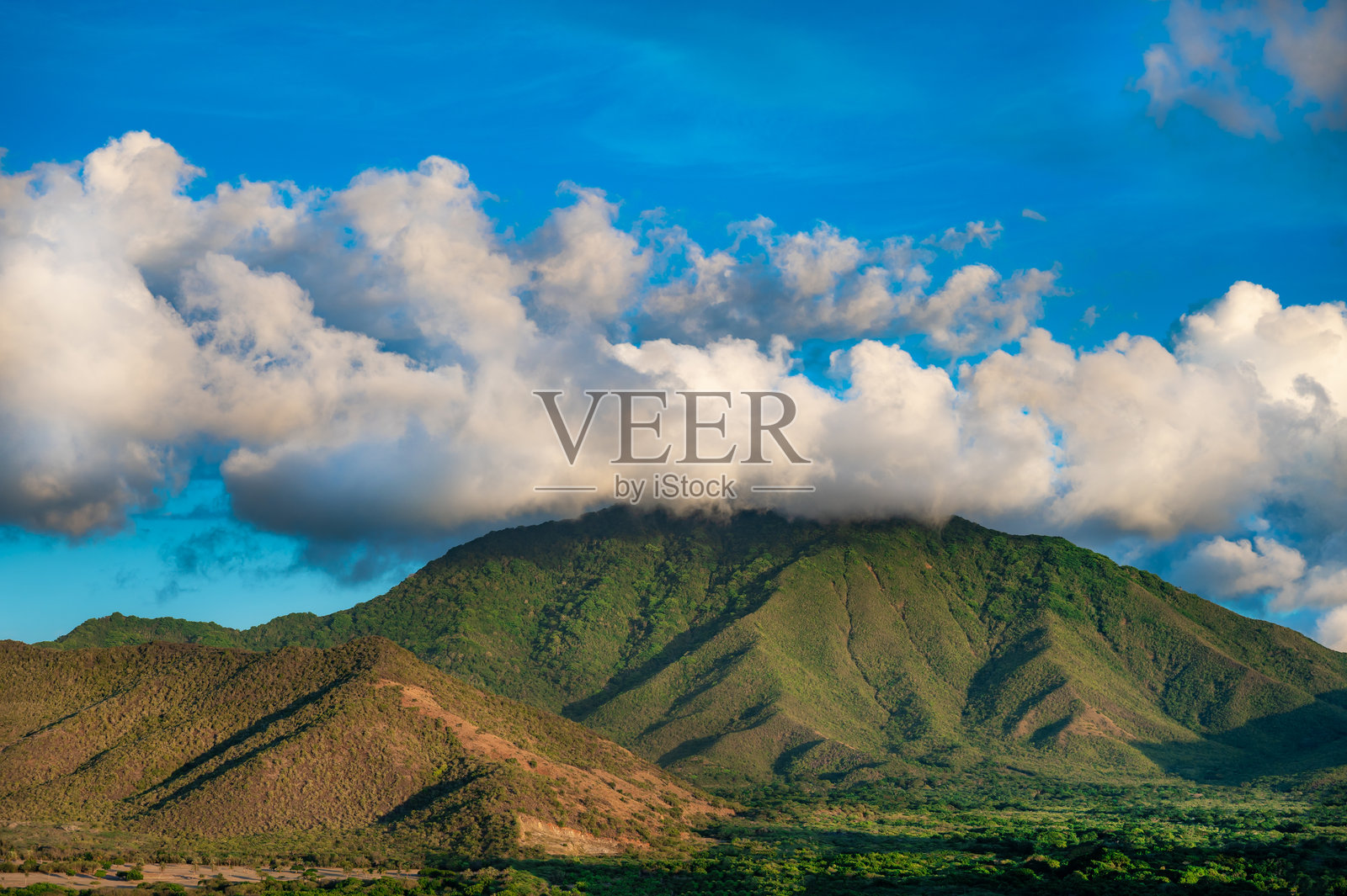 一座山脉与多云的天空作为背景照片摄影图片