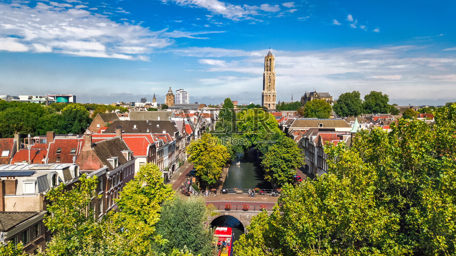 乌特勒支市的航拍视角,典型的荷兰城市天际线,乌特勒支的城市风光,包含塔楼、运河和房屋,荷兰,荷兰照片摄影图片