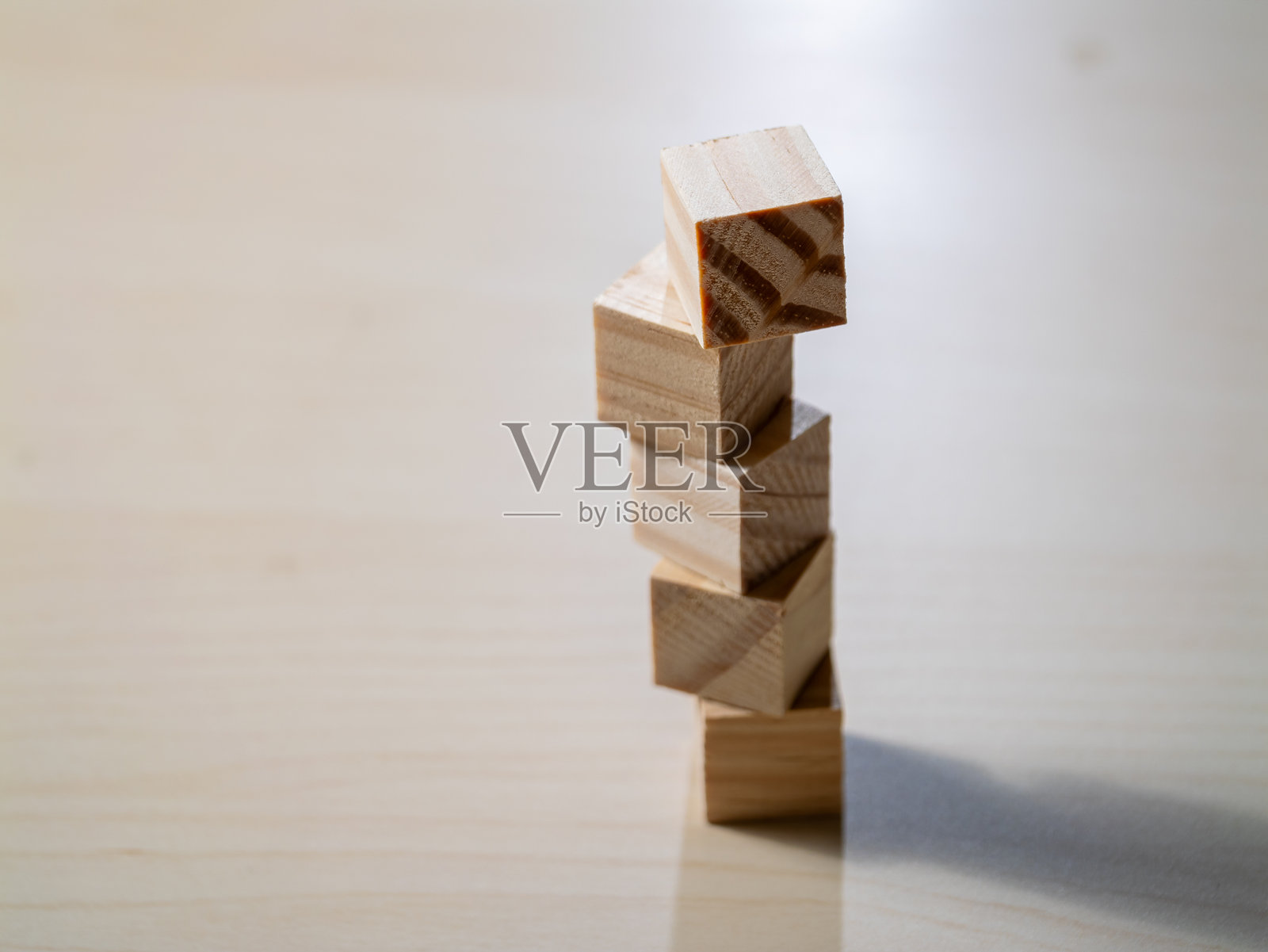 在极简风格的家庭办公室环境中堆叠的平衡木块照片摄影图片