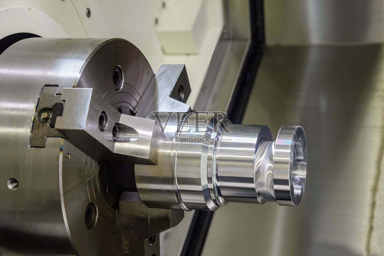 高科技金属加工与数控车床。照片摄影图片