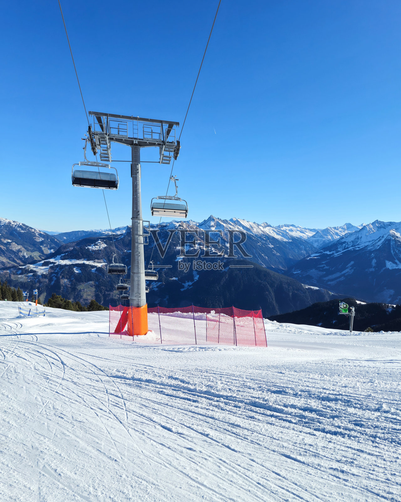 滑雪度假村阳光明媚的日子里,滑雪缆车与美丽的冬季风景。奥地利阿尔卑斯山脉,蒂罗尔地区。照片摄影图片