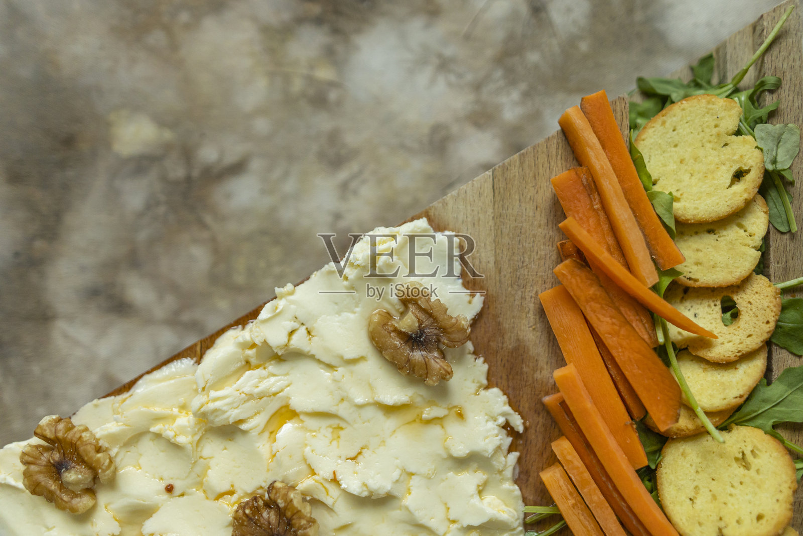 三角形黄油放在木板上,俯视图。特写,裁剪照片。留白空间照片摄影图片