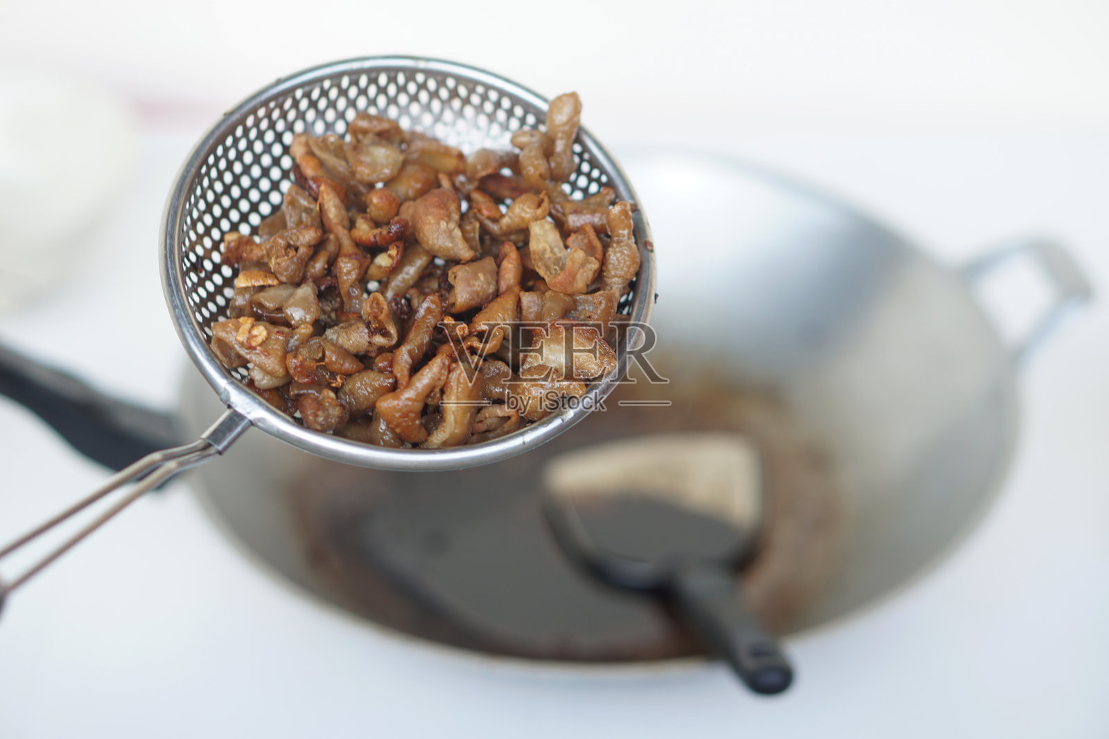 脆皮炸肠放在漏网上。概念,奇特的食物烹饪。泰国美味菜单。最好搭配啤酒或作为开胃菜食用。照片摄影图片