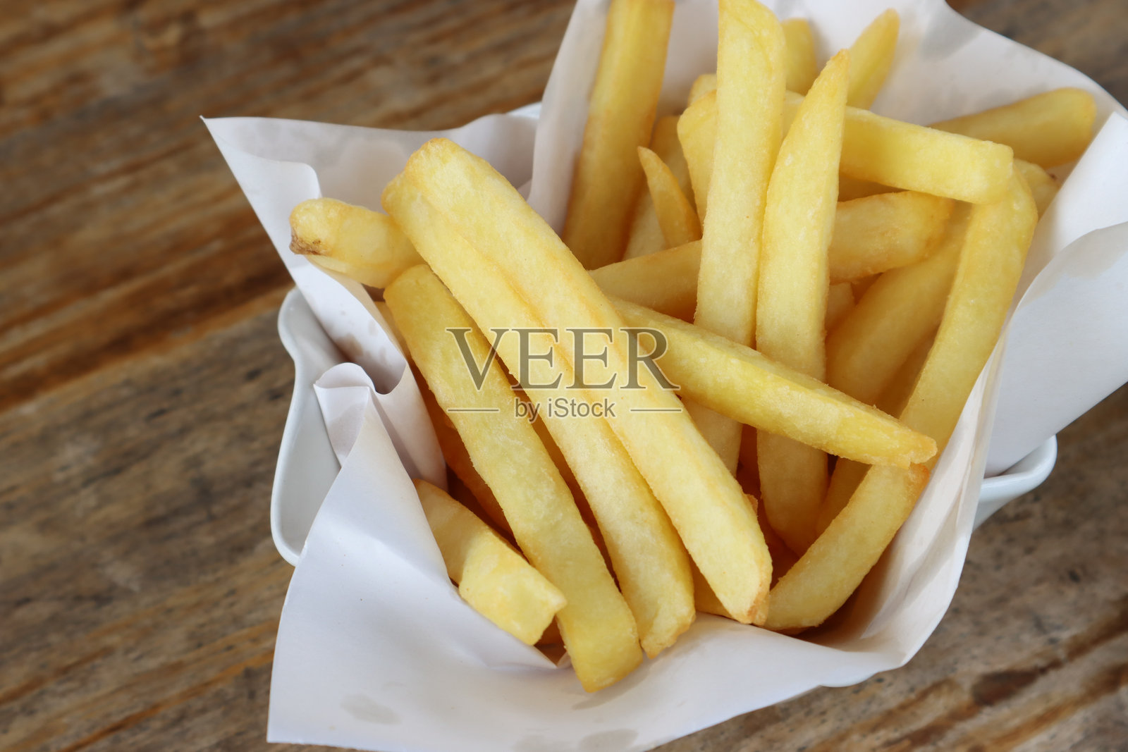 盘子上的薯条。餐厅中薯条的特写。土豆片照片摄影图片