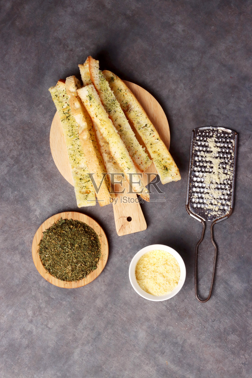 帕尔马干酪切达奶酪法式面包香菜奶油意大利美食摄影背景产品艺术照片摄影图片