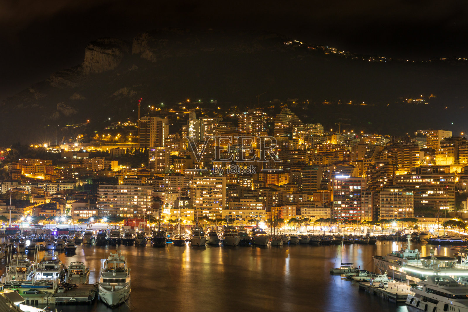 摩纳哥公国的蒙特卡洛码头和城市全景。法国里维埃拉。照片摄影图片