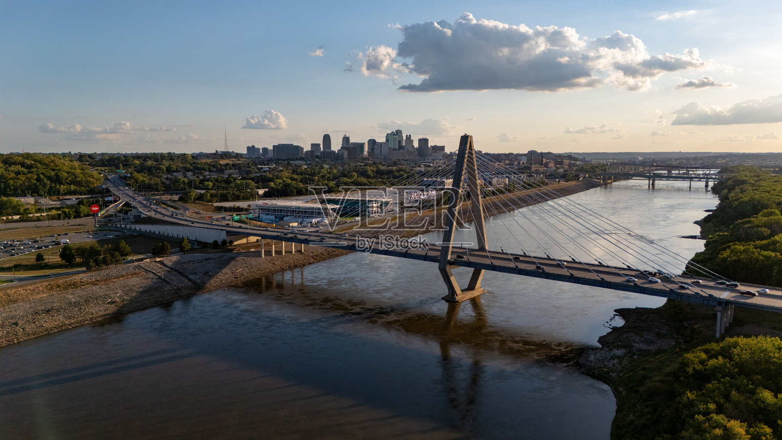 克里斯托弗·S·邦德桥横跨密苏里河照片摄影图片