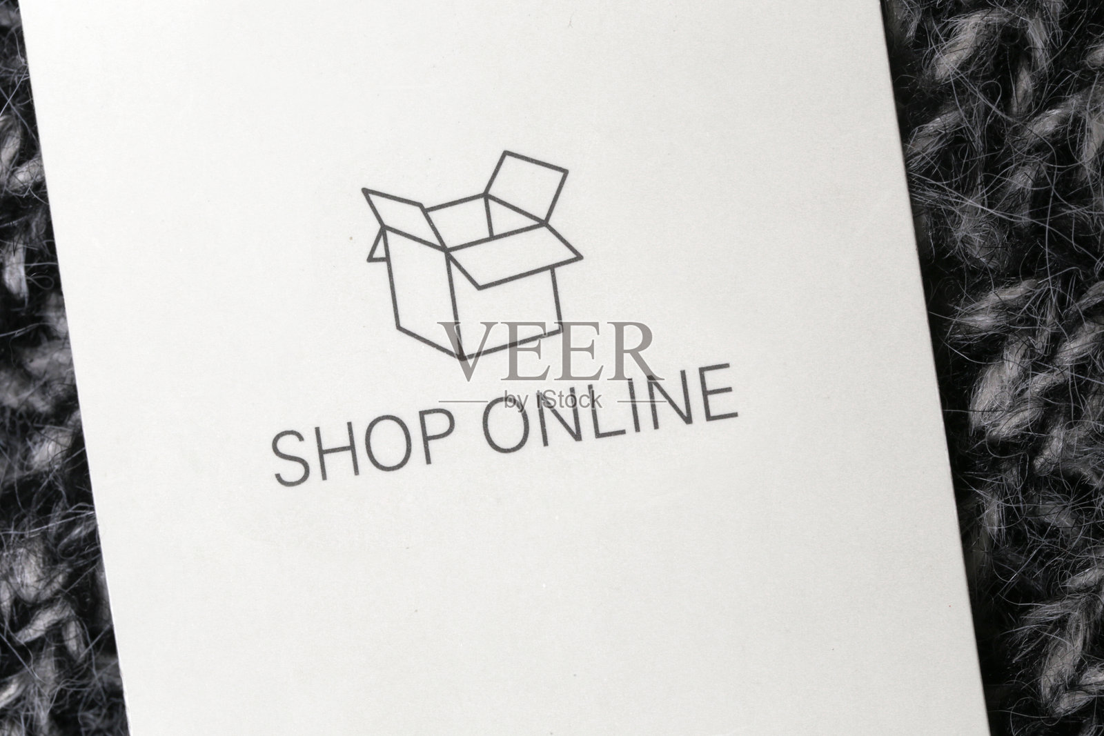 在线购物,印在衣物标签上照片摄影图片