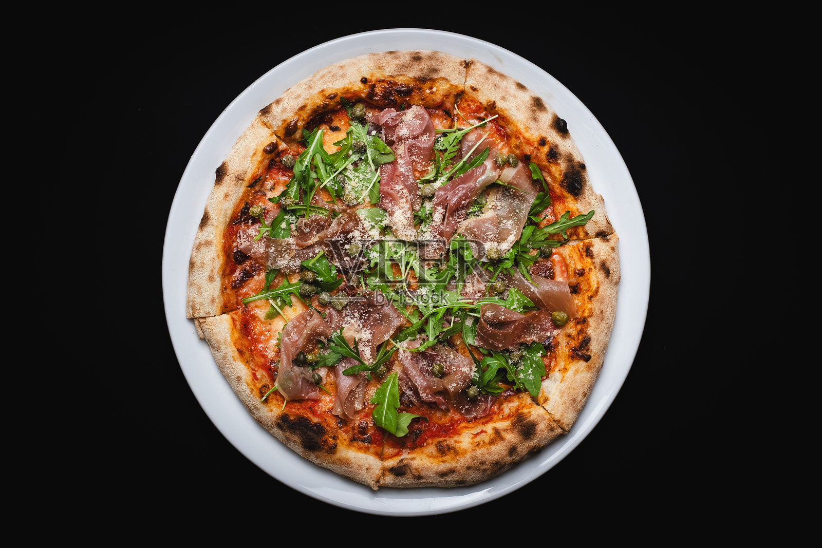 黑色背景上的脆皮披萨和奶酪照片摄影图片