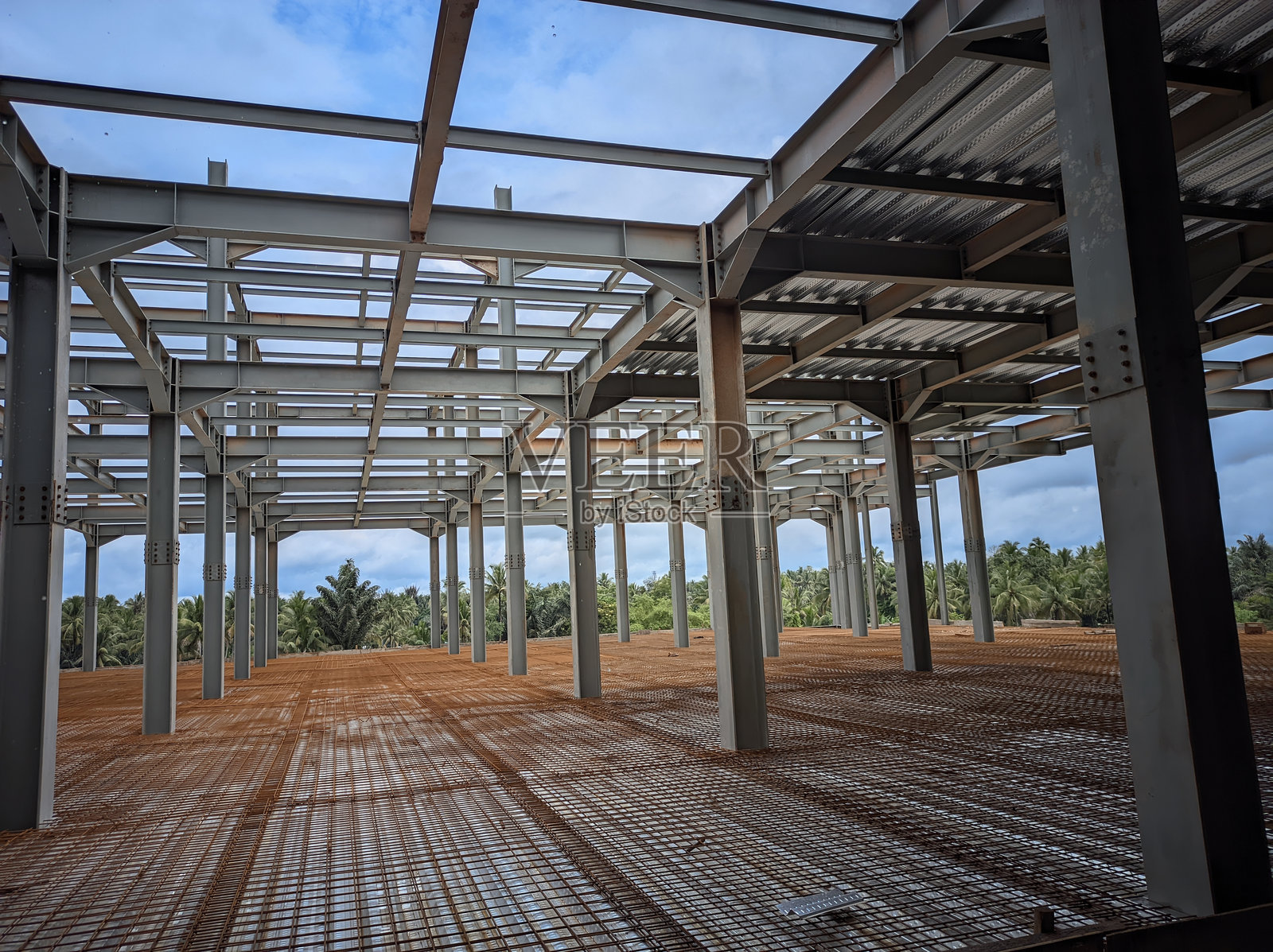 一座大型空旷的建筑,内部有许多的横梁照片摄影图片