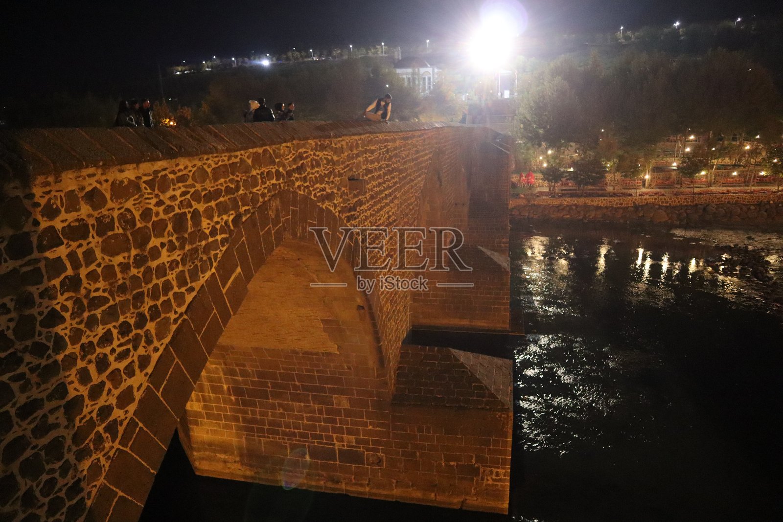 夜晚的历史十眼桥(Ongozlu Kopru)俯瞰底格里斯河(Dicle),土耳其迪亚巴克尔。照片摄影图片