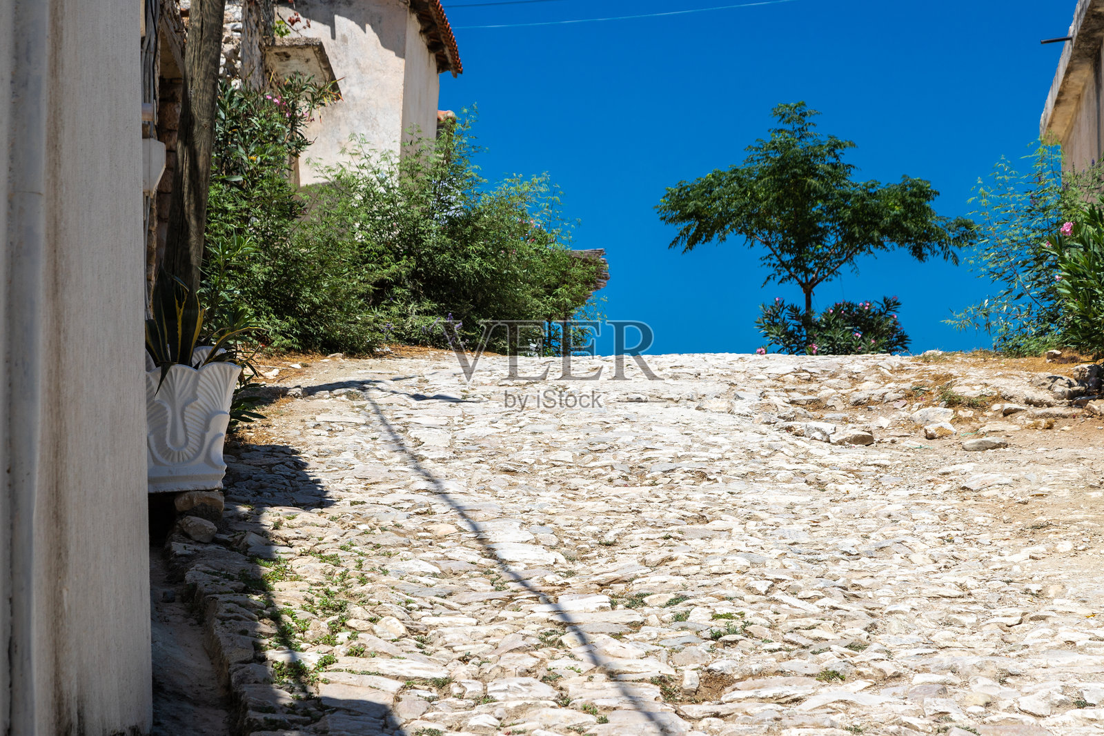 上凯帕罗是一个传统阿尔巴尼亚村庄的优秀例子,坐落在山间,拥有海岸美景。照片摄影图片