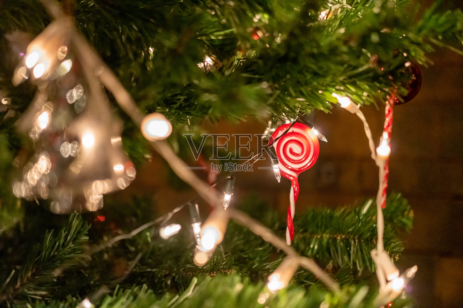 圣诞树装饰品特写,背景模糊的散景效果照片摄影图片