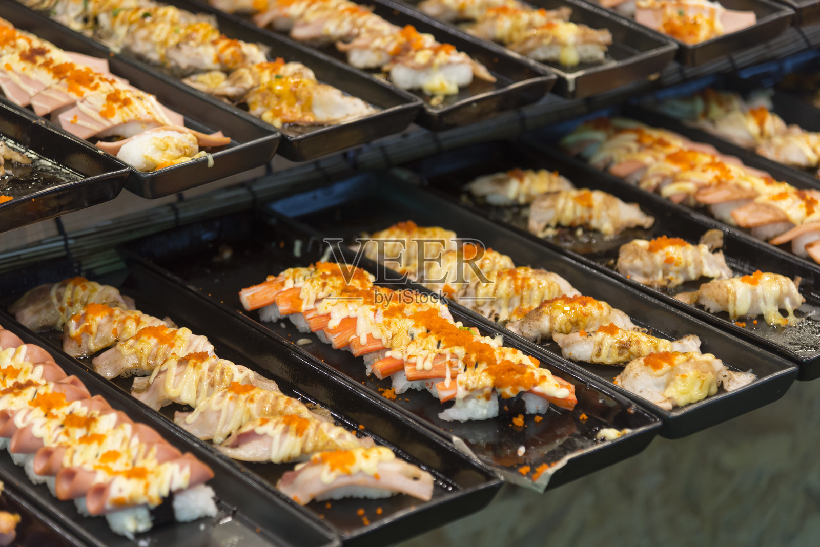 托盘中寿司菜单的特写镜头照片摄影图片