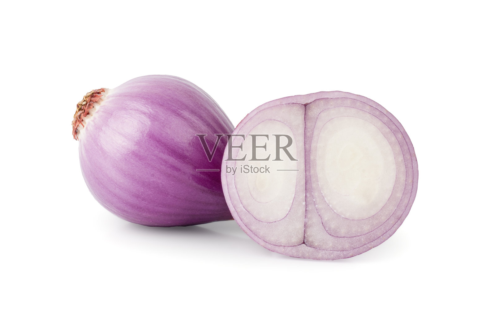 红色整颗洋葱和切片洋葱,带有绿色叶子,孤立在白色背景上,带有抠图路径。照片摄影图片
