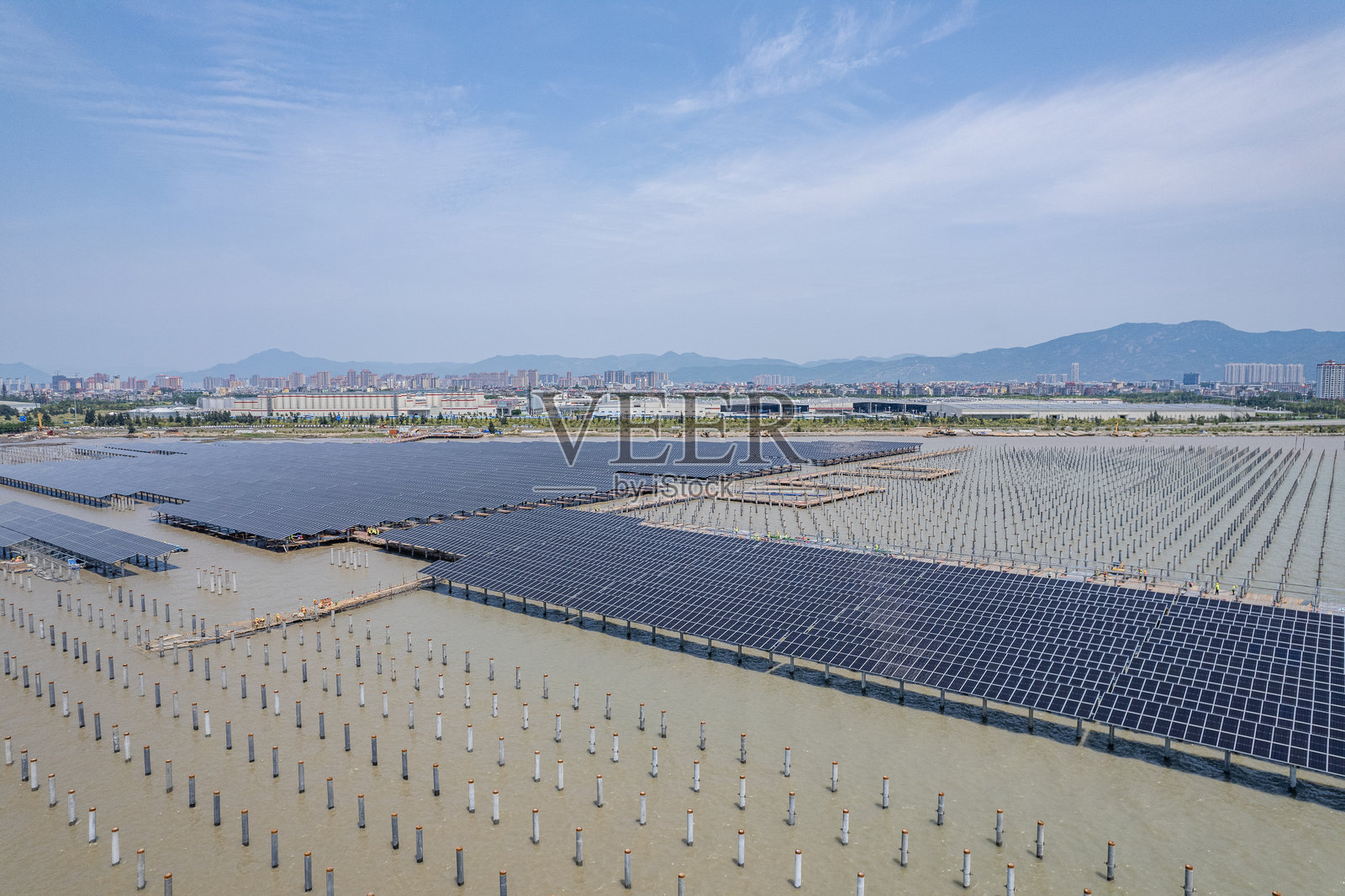 海上光伏太阳能农场的施工现场照片摄影图片