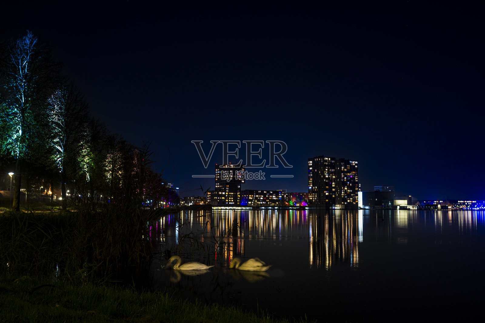 铝光之夜:阿尔梅勒天际线灯火辉煌照片摄影图片