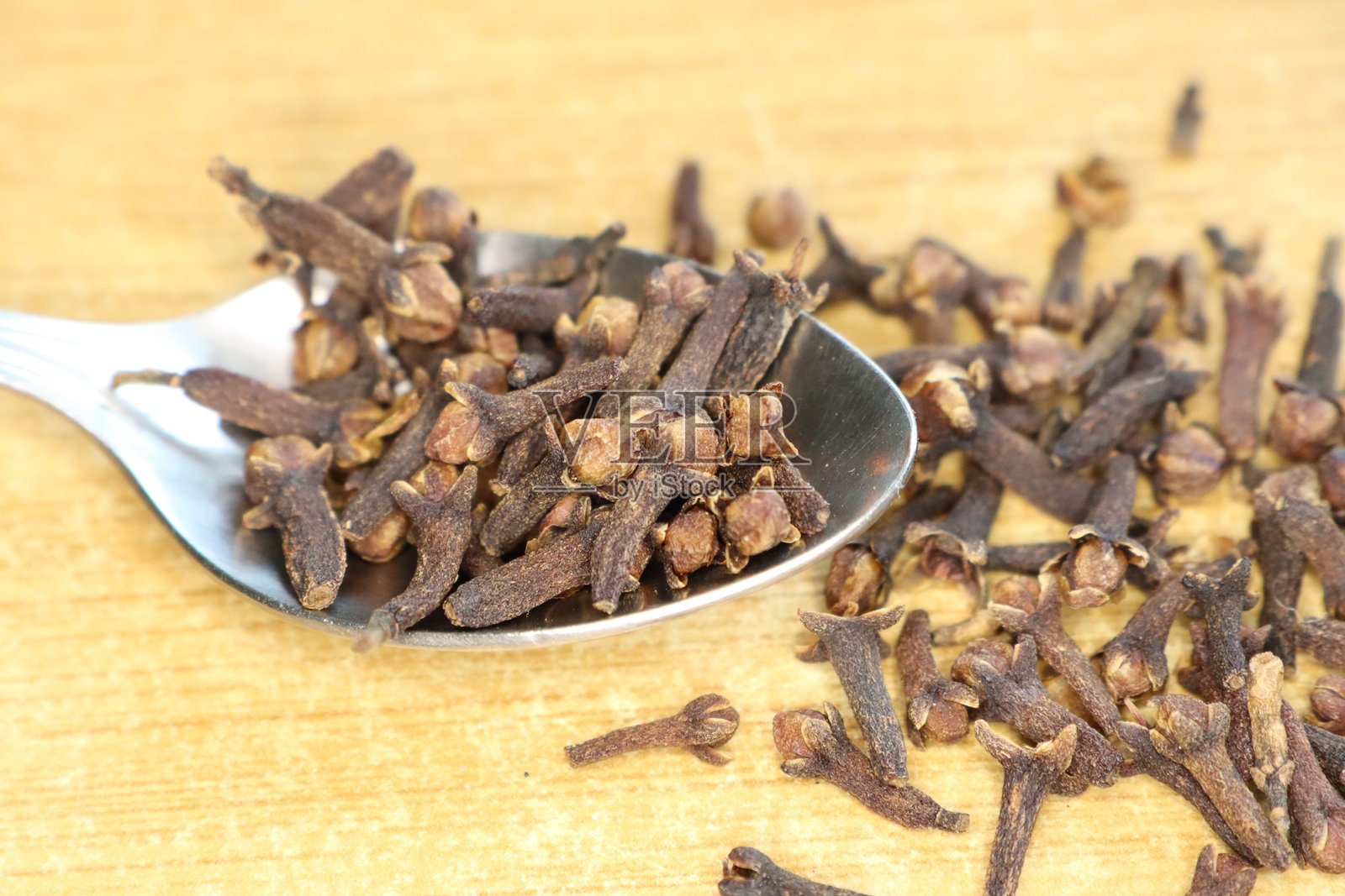 干丁香:一种多用途且风味独特的香料,完美适用于烹饪美食和享受。照片摄影图片