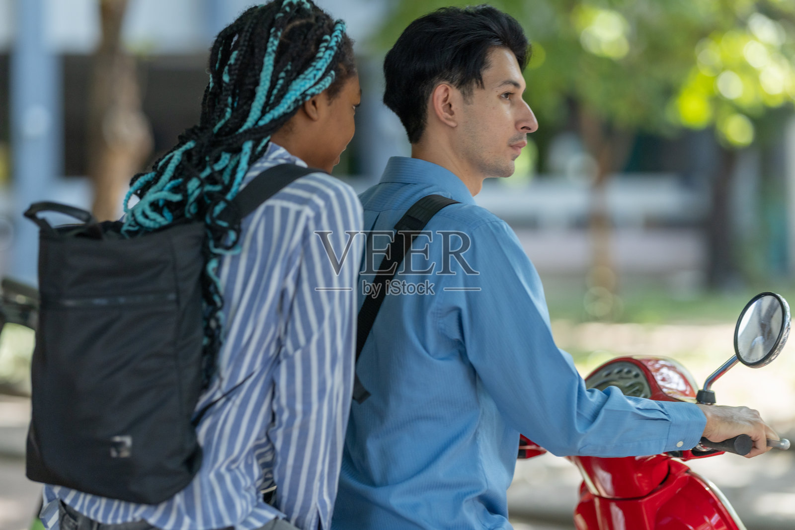 同事们骑电动摩托车通勤照片摄影图片