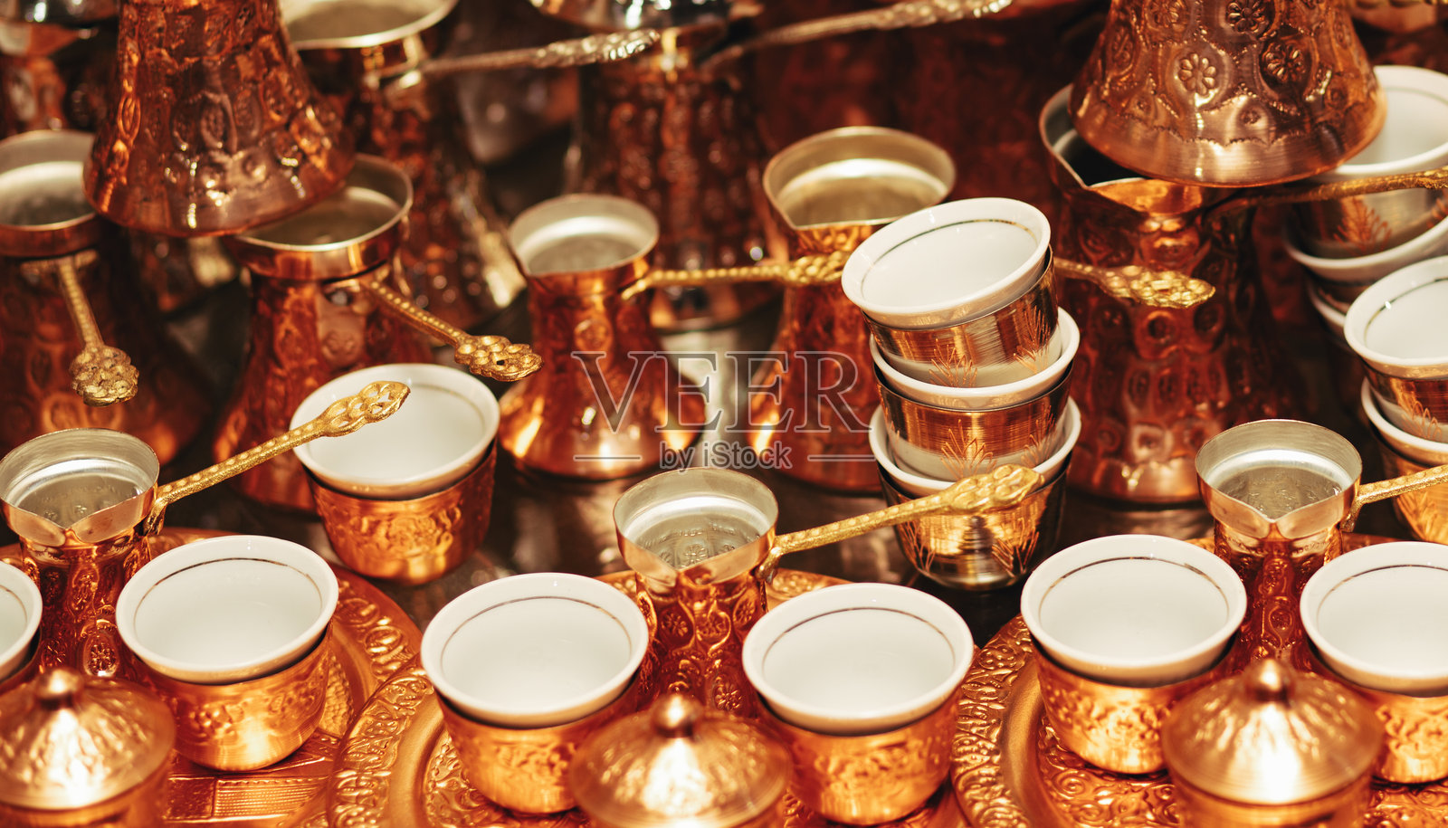 传统铜咖啡壶和杯子的展示收藏照片摄影图片