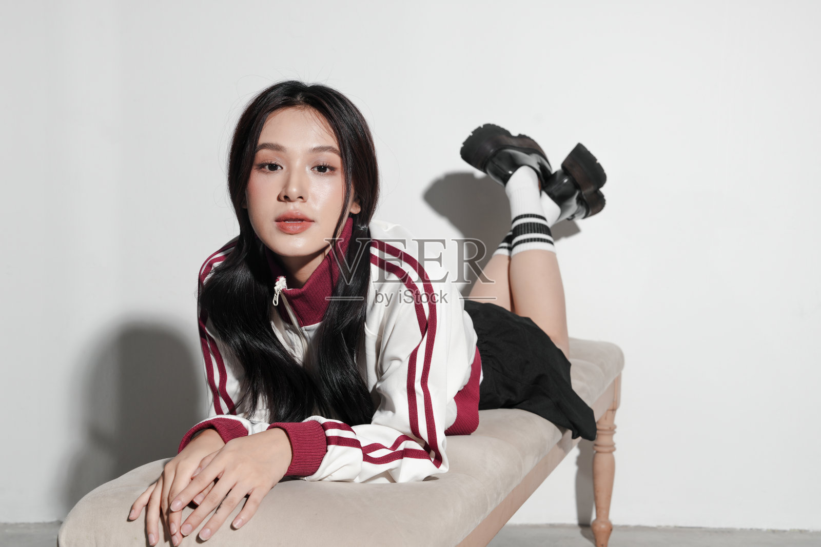 年轻女性穿着运动时尚的休闲肖像。照片摄影图片