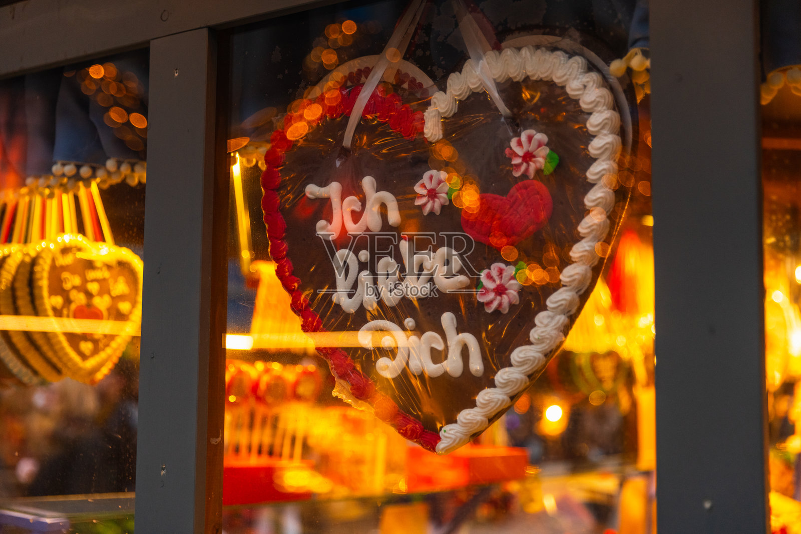 柏林圣诞市场上的姜饼心形饼干,上面写着“我爱你”照片摄影图片