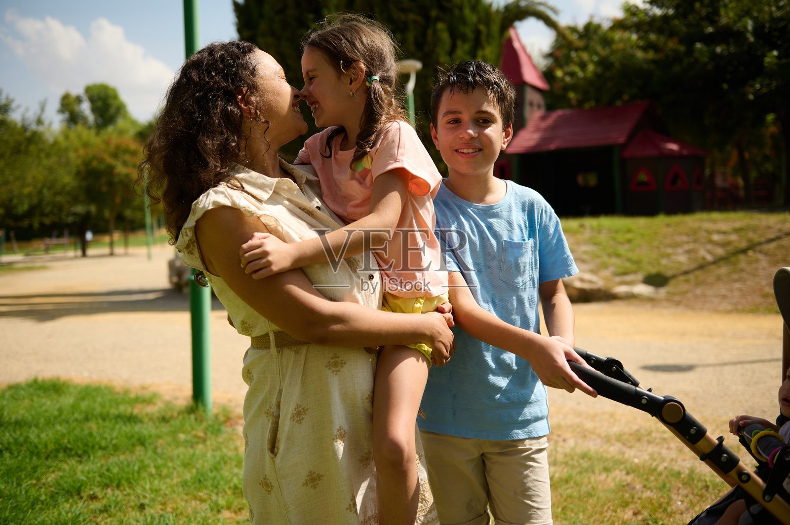 快乐的家庭在公园里一起享受阳光明媚的一天照片摄影图片